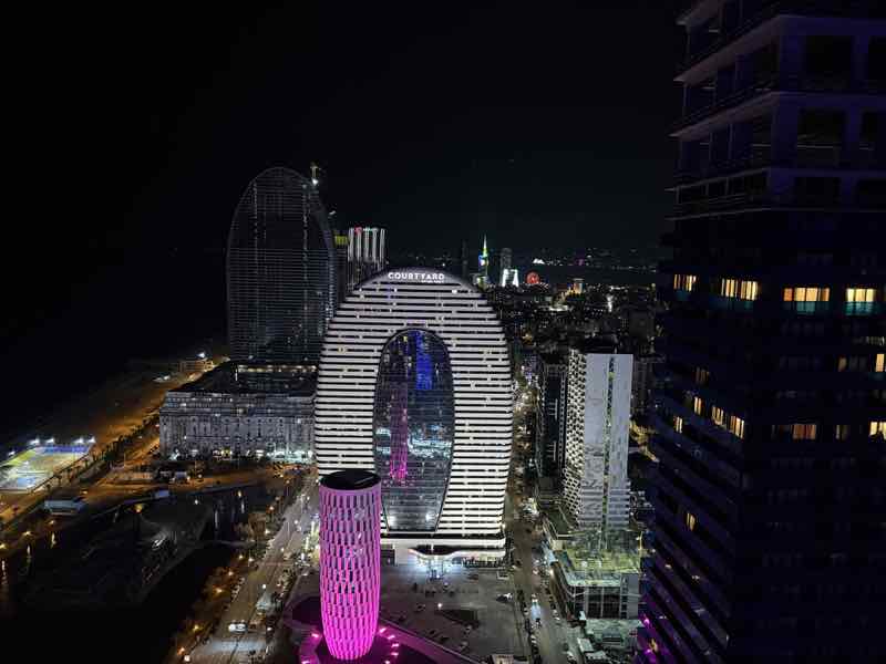 Batumi Skyline bei Nacht am Schwarzen Meer